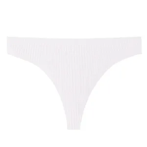 Nahaufnahme der weißen gerippten Damen-Tanga, weicher elastischer Stoff, nahtlose Unterwäsche.