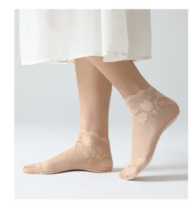 Calcetines de verano finos de encaje transparente para mujer con volantes florales.