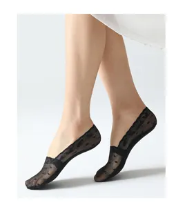 Detailansicht schwarzer Spitzen-Socken, atmungsaktives Netzmaterial für den Sommer.