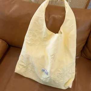 Lente zomer nieuwe nylon hobo tas zoete bloem borduursel schoudertas voor vrouwen dagelijks