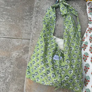 Floral print canvas hobo shoulder bag with knotted strap for casual daily wear, green.
