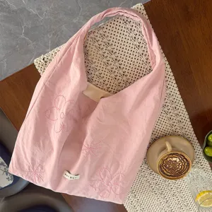 Roze nylon schoudertas met geborduurde bloemen, casual tote bag voor dagelijks gebruik.