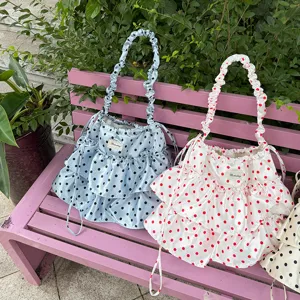 Bolso de satén con lunares, cordón y volantes, elegante y versátil vista de detalle chic.