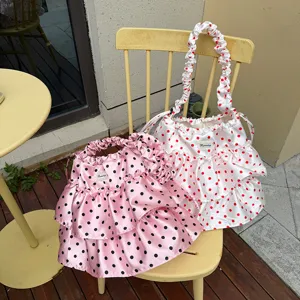 Lindo bolso de hombro de satén con lunares, volantes y correa fruncida para mujeres de moda.