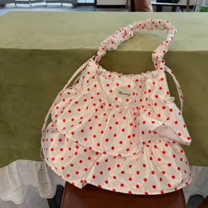 Bolso de hombro de satén con lunares rojos y volantes modernos para mujer elegante.