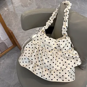 Bolso bandolera de satén con lunares en detalle, volantes elegantes, accesorio diario.