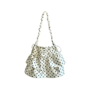 Bolso de hombro de satén blanco con lunares, bonitos volantes y cordón ajustable.