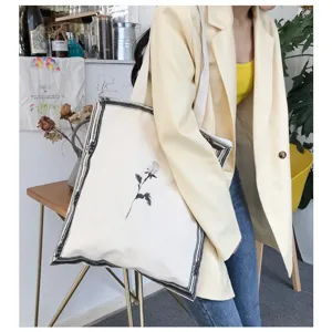 Minimalistική μπεζ καμβάς τσάντα shopper με κομψό τύπωμα τριαντάφυλλου, casual τσάντα ώμου.