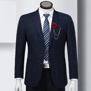 Classic men's suit brooch lapel pin red rose flower accessory for wedding party fashion.
