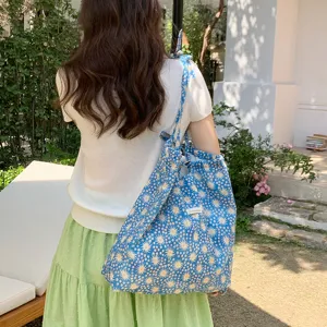 Borsa a tracolla floreale blu primaverile con simpatici fiocchi, grande borsa casual.