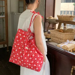 Borsa a tracolla floreale rossa con fiocchi, grande borsa di tela per uso quotidiano.