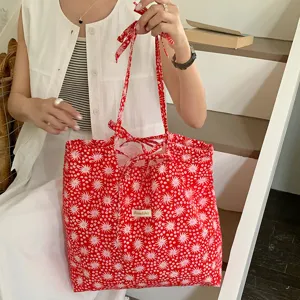 Borsa tote in tessuto rosso stampato con graziosi nastri a fiocco, elegante borsa capiente.
