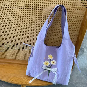 Schattige nylon schoudertas in zoete stijl voor dames met bloemborduursel en kanten strik.