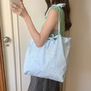 Borsa shopper a quadri blu primaverile con simpatiche stampe di fiocchi, grande borsa casual.