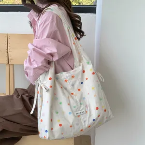 Canvas shopper detail met kleurrijke stippen en leuke strikjes aan de zijkant, grote capaciteit.