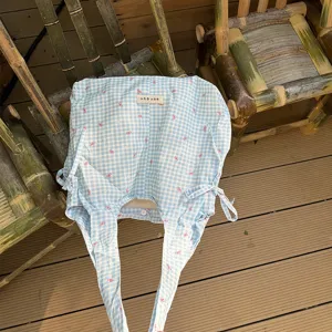 Detail van blauwe ruitjes canvas tas, schattige strik en madeliefjes print, grote capaciteit casual.