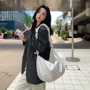 Grote capaciteit polkadot geplooide schoudertas, casual shopper tas voorforensen.
