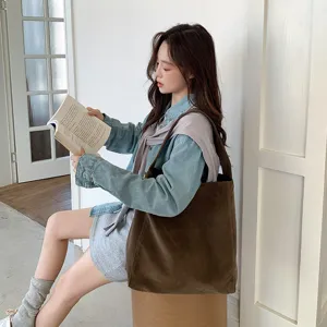 Early autumn new niche design suede fabric shoulder tote bag, trendy simple women's bag details.
