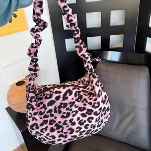 Roze panterprint corduroy schoudertas, stijlvolle gefronsde crossbody tas voor dames.