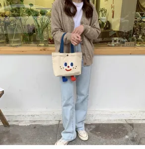 Joli sac à main bento en toile pour femme et étudiant, stylé fourre-tout tendance avec petits pieds.