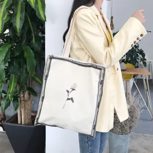 Beige καμβάς τσάντα ώμου με καλλιτεχνική στάμπα τριαντάφυλλου για καθημερινή χρήση.