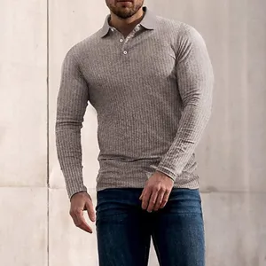 Gedetailleerd overzicht van het grijze geribbelde longsleeve polohemd voor heren, slim fit.