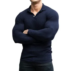 Detailopname van heren slim fit geribbelde langemouw polo shirt in donkerblauwe kleur.