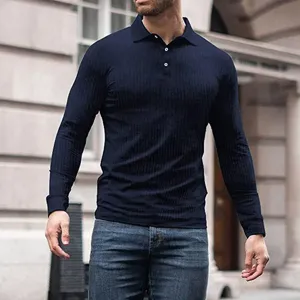 Gedetailleerd overzicht van heren langmouw geribbelde slim fit polo shirt in donkerblauw.