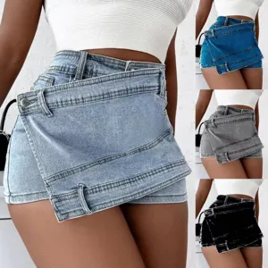 Detailansicht der asymmetrischen Jeans-Shorts mit hohem Bund und innovativem Crossover-Design.