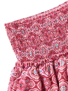 Vista ravvicinata di una elegante minigonna arricciata con stampa floreale rossa da donna.