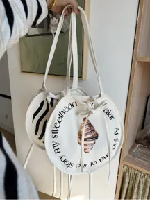 Runde Canvas Tragetasche Detailansicht, literarischer Buchstaben- und Croissant-Druck.