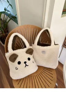 Detaillierte Ansicht der flauschigen Bärentasche, weiches Plüschmaterial mit niedlichem Gesicht.