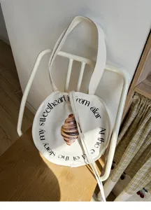 Runde Canvas Tragetasche Detailansicht mit Croissant Motiv und englischem Textabdruck.