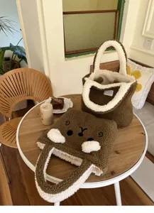 Detailansicht der niedlichen braunen Plüschtasche mit Bärenmotiv, gemütliche Café-Szene.
