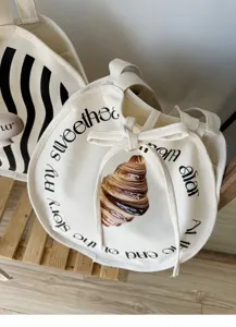 Detailaufnahme der kreativen runden Leinentasche mit süßem Croissant-Motiv und Buchstaben.