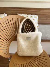 Flauschige Sherpa Handtasche Detailansicht, weiches Plüschmaterial mit braunem Innenfutter.