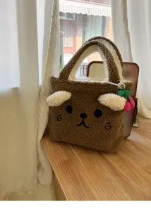 Süße braune Bär Plüsch Handtasche Detail, flauschige Winter Tasche, gemütlicher Look.