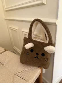 Braune flauschige Bären Handtasche Detailansicht mit weichem Plüschmaterial und süßem bestickten Gesicht.