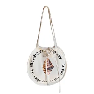 Lässige Canvas Tragetasche für Damen, große ästhetische runde Schultertasche mit Briefen.