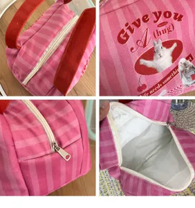 Rosa gestreifte isolierte Lunchtasche mit roten Griffen, geräumige Bento-Tasche für das Büroalltag.