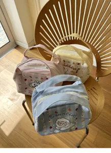 Detail der Canvas-Lunchtasche mit süßem Cartoon-Druck, tragbare Thermotasche für den Alltag.