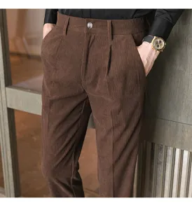 Detailaufnahme brauner Herren Kordhosen, schmale Freizeithosen mit feiner Stofftextur.