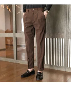 Detailaufnahme brauner Kordhosen für Herren mit schmalem Schnitt und umgeschlagenem Saum.