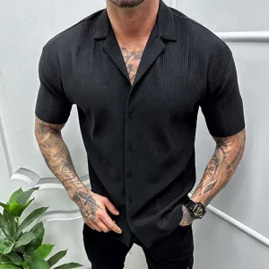 Primo piano dettagliato di camicia da uomo nera a maniche corte in maglia testurizzata.