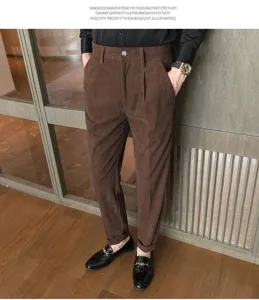 Braune Herren Cordhose slim fit Detailansicht, retro Freizeithose fuer taeglichen Gebrauch.
