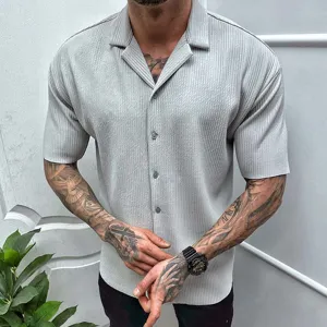 Vista dettagliata della camicia casual plissettata a maniche corte da uomo, top estivo chic.