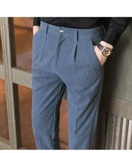 Herren Cordhose schmale Passform Freizeithose Detailansicht mit feiner Textur und gutem Schnitt.