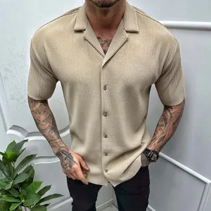 Camicia casual a maniche corte da uomo in kaki con collo a risvolto e tessuto a coste.