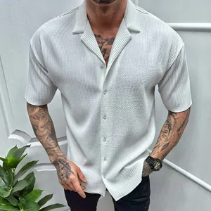 Camicia casual a maniche corte testurizzata da uomo con colletto revers stile estivo.
