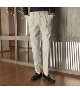Detailansicht der hellgrauen Herren Cordhose zur Präsentation von Stofftextur und Schnitt.